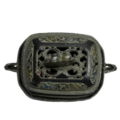 Detail der geschwungenen Bronze-Griffe im typischen Stil der japanischen Meiji-Ära