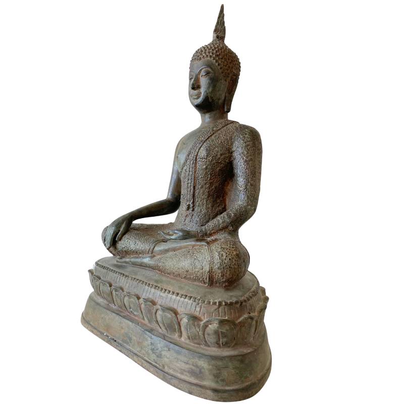 Antike thailändische Buddha-Statue auf einem kunstvoll verzierten Lotusthron