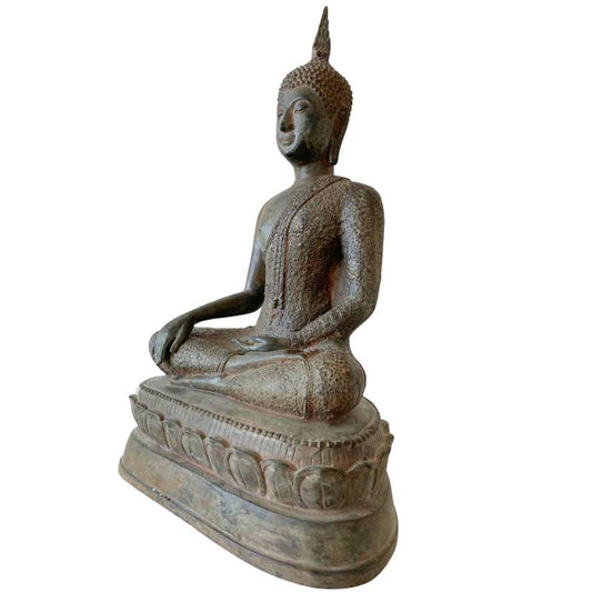 Antike thailändische Buddha-Statue auf einem kunstvoll verzierten Lotusthron