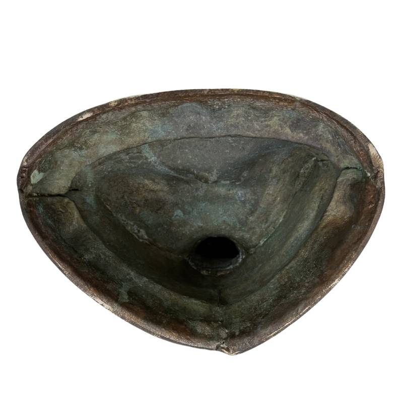 Detail der Konsekrationsöffnung (offene Ushnisha) einer antiken Vajrasattva Bronze-Statue, Lot 460, 34 cm, 3,4 kg, authentische Oxidationsspuren und Kernreste im Inneren sichtbar, 1stbuddha Expertise.