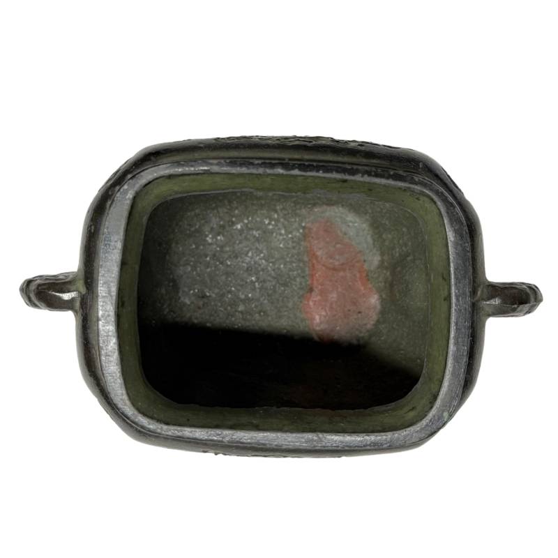 Detailansicht der handgearbeiteten Reliefs mit Resten von Feuervergoldung auf dem japanischen Bronze-Koro