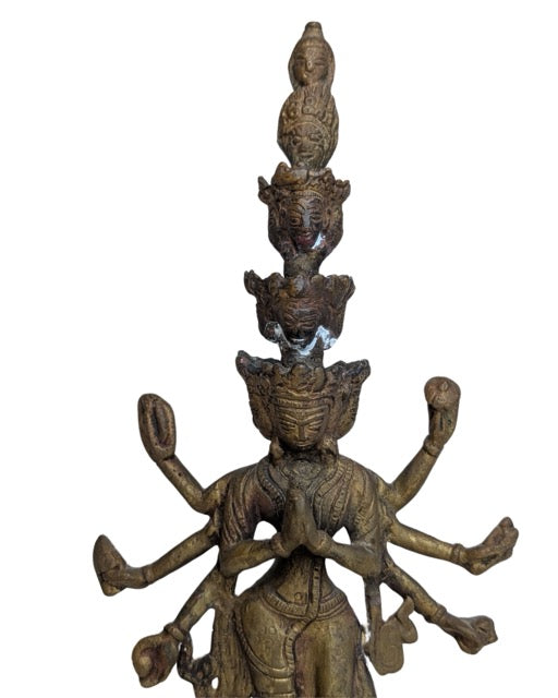 Avalokiteshvara Bronze Tibet mit Goldresten und Patina