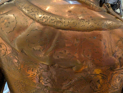 Rückansicht der Bronze-Basis einer Tara-Statue, offene und strukturierte Gestaltung, originale Gussspuren des 19. Jahrhunderts, Lot 408 bei 1stbuddha, schwere Bronze mit natürlicher Oxidation, authentische Himalaya-Kunst.