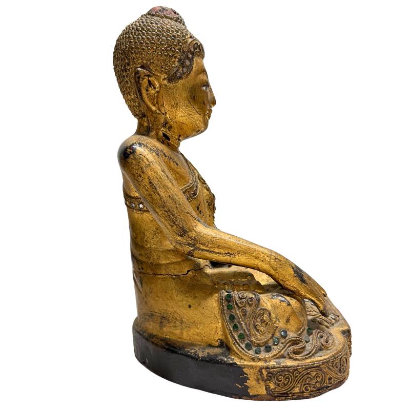 Buddha in der Erdberührungs-Geste (Bhumisparsha Mudra), Blattgold auf rotem Lack.