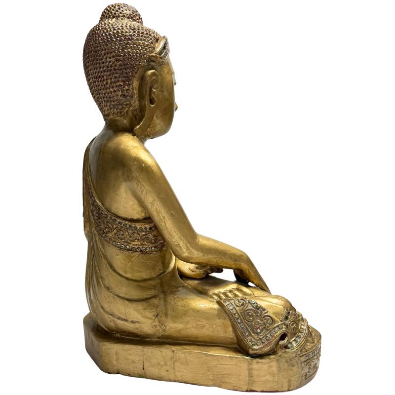 Buddha-Figur in der Erdberührungsgeste (Bhumisparsha Mudra), klassischer Mandalay-Stil.