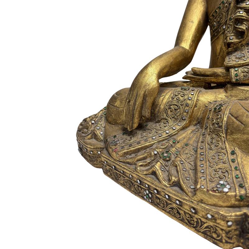 Makroaufnahme der Gold-Patina über der traditionellen roten Lackschicht.