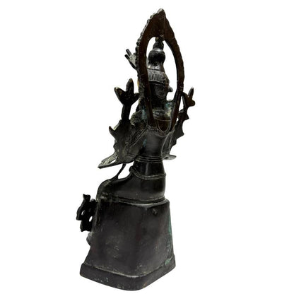 Chinesische Bodhisattva-Statue aus Bronze in sitzender Haltung auf Lotos-Thron, Maitreya mit Anjali Mudra, Lot 445 bei 1stbuddha, ca. 1880–1920, 29 cm hoch, feuervergoldete Details und natürliche Alterspatina.