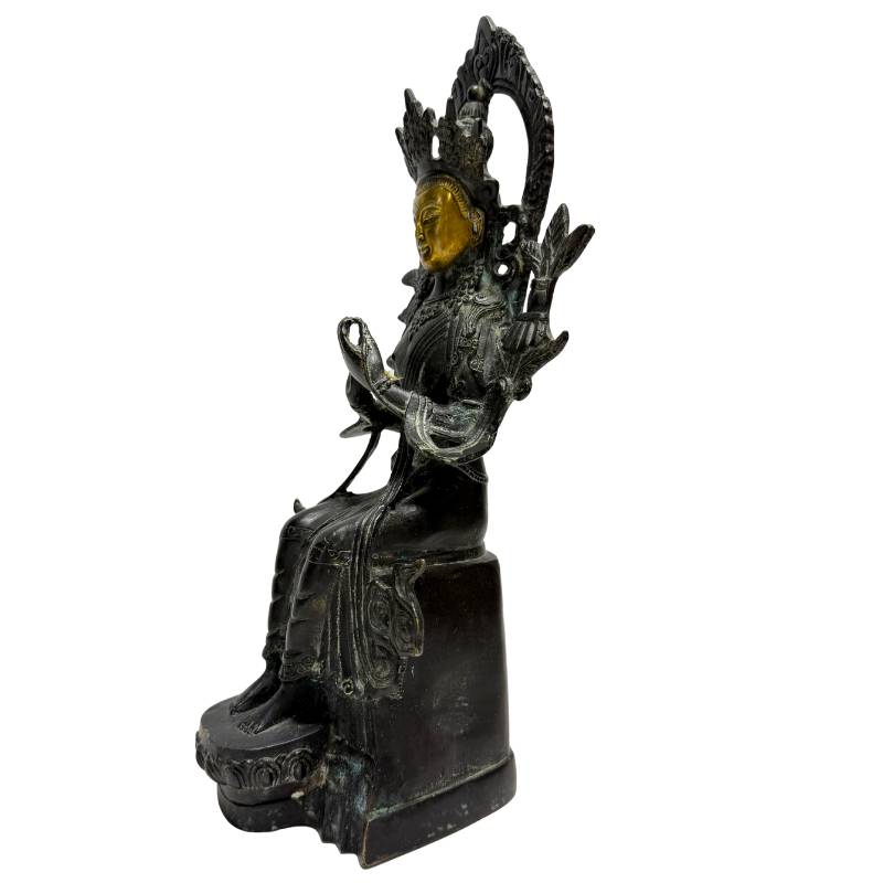 Antike chinesische Bodhisattva-Figur aus Bronze (Maitreya), Sino-Tibetisch ca. 1880–1920, Lot 445 bei 1stbuddha, 29 cm hoch, sitzende Darstellung mit Resten von Feuervergoldung und authentischer ritueller Patina.