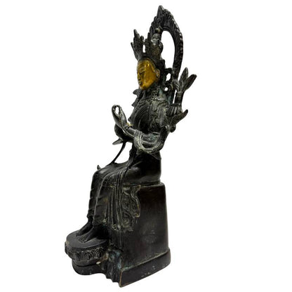 Antike chinesische Bodhisattva-Figur aus Bronze (Maitreya), Sino-Tibetisch ca. 1880–1920, Lot 445 bei 1stbuddha, 29 cm hoch, sitzende Darstellung mit Resten von Feuervergoldung und authentischer ritueller Patina.