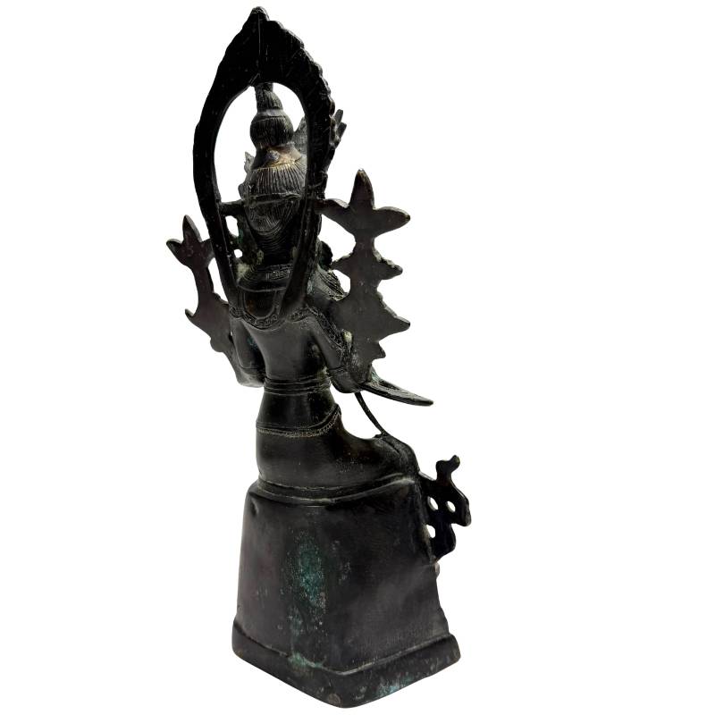 Nahaufnahme des feuervergoldeten Gesichts eines chinesischen Bodhisattvas, preindustrieller Bronzeguss des späten 19. Jahrhunderts, Lot 445 bei 1stbuddha, serener Ausdruck mit originalen Goldresten, sino-tibetische Handwerkskunst.
