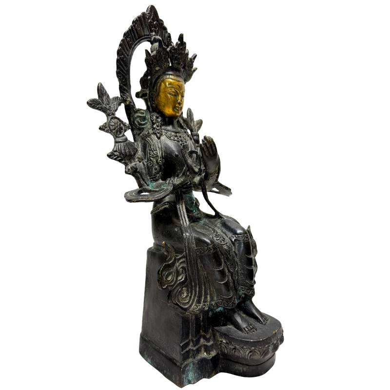 Sino-tibetischer Bodhisattva aus Bronze mit Lotus-Attributen an den Seiten, Hände in Anjali Mudra (Andachtshaltung), Lot 445 bei 1stbuddha, ca. 1880–1920, 29 cm hoch mit Resten originaler Feuervergoldung.