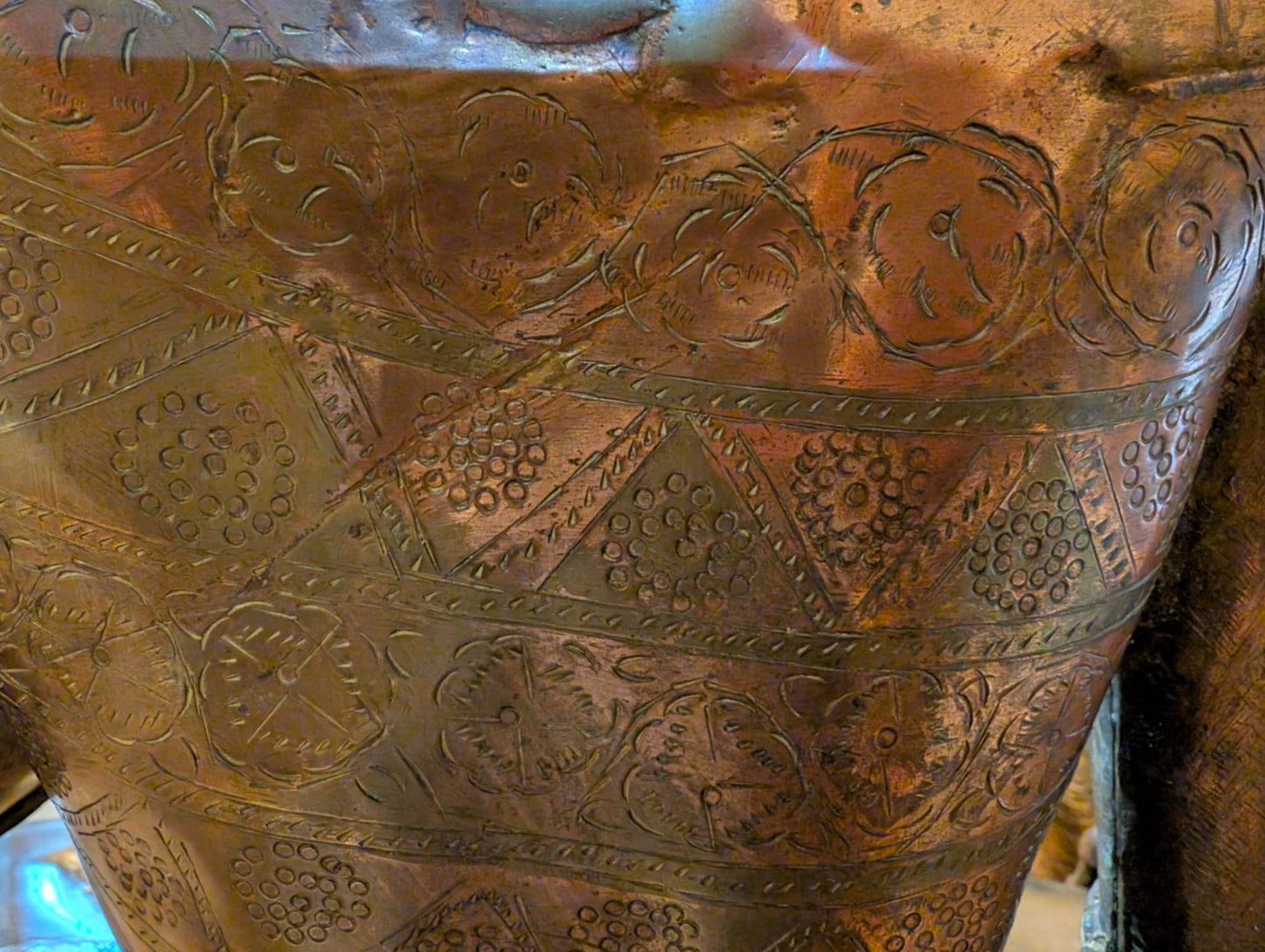 Weibliche Bodhisattva-Darstellung der Tara aus Bronze, 80 cm Monumentalfigur, Lot 408 bei 1stbuddha, tibetischer Stil des 19. Jahrhunderts, schwere Gussqualität mit 24,2 kg, rötlich-braune Patina und Goldspuren.