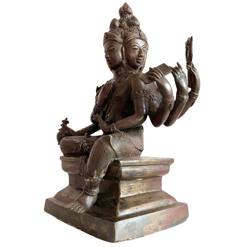 Detailaufnahme der sechs Hände und rituellen Attribute einer antiken Brahma-Bronze, Lot 162 bei 1stbuddha, 17.-19. Jahrhundert, Fokus auf Handwerkskunst, Feuervergoldungsreste und authentische Patina an den sakralen Gegenständen.