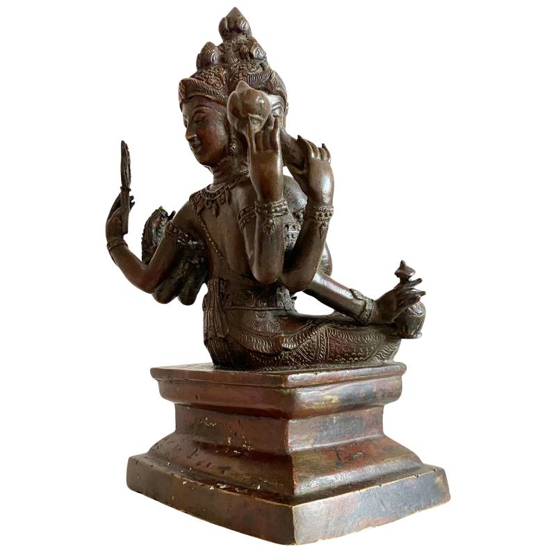 Detailansicht eines antiken Brahma-Bildnisses (Lot 162), Fokus auf die kunstvolle Krone (Jatamukuta) und die rituellen Attribute in den sechs Armen, feuervergoldete Bronze mit authentischer Patina, 17.-19. Jahrhundert, 1stbuddha Expertise.