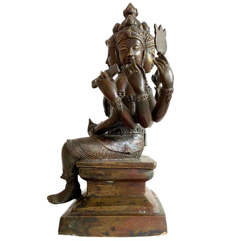 Detailaufnahme der vier Gesichter (chaturmukha) einer antiken Brahma-Bronze, Lot 162 bei 1stbuddha, 17.-19. Jahrhundert, Fokus auf den seren Expressionen (uitdrukking), den handmodellierten Zügen und Resten der Feuervergoldung unter natürlicher Patina.