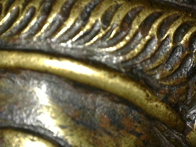 Mikroskopische Aufnahme von Vuurverguldingsresten auf der antiken Brahma-Bronze Lot 162, 17.-19. Jahrhundert, Detailansicht der authentischen Feuervergoldung unter jahrhundertealten Oxidationsschichten und Mineralkrusten, 1stbuddha Expertise.