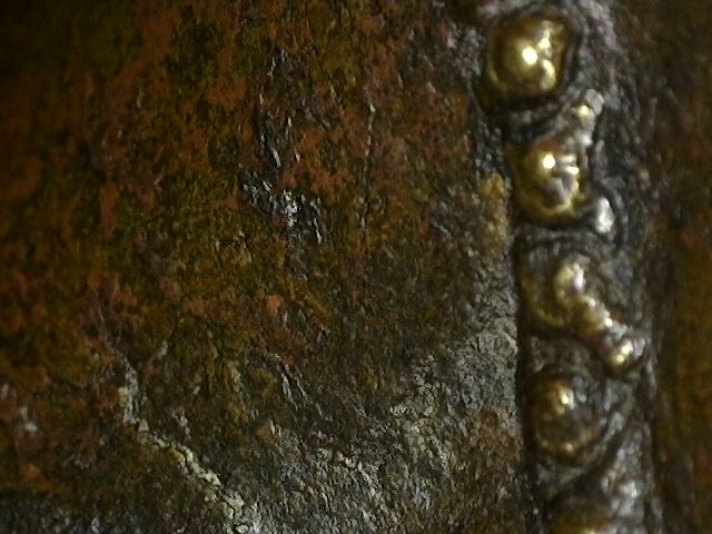 Bronzene Brahma Figur mit sichtbarer Gussstruktur und Gussrückständen