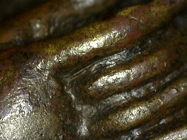 Mikroskopische Detailaufnahme der mineralischen Ablagerungen (minerale afzettingen) auf der Oberfläche einer antiken Brahma-Bronze, Lot 162 bei 1stbuddha, 18. Jahrhundert, versteinerte Sedimente in den Vertiefungen der Feuervergoldung.