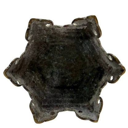 Das komplette 3-teilige Medizin-Buddha Ensemble auf einer Waage zur Bestätigung der massiven 3,2 kg Bronze-Qualität.