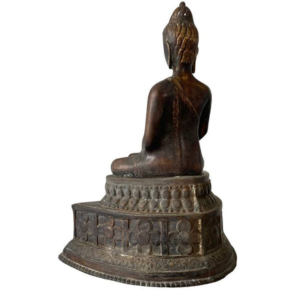 Detailansicht der Vergoldung und Patina-Struktur einer Himalaya-Bronze-Buddha-Statue