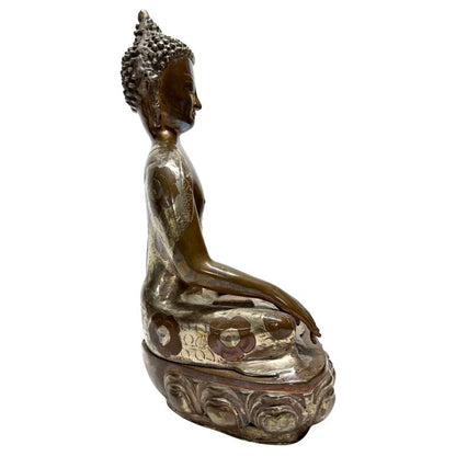 buddha bronze bhumisparsha mudra gewand floral muster gravur