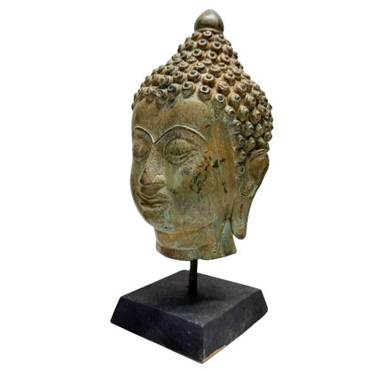 Klassischer Buddhakopf aus Bronze, Südostasien, 19. Jahrhundert, Lot 452, 25 cm hoch, 1,5 kg, grünbraune Patina, fein gearbeitete Spirallocken, serener Gesichtsausdruck, 1stbuddha Expertise.