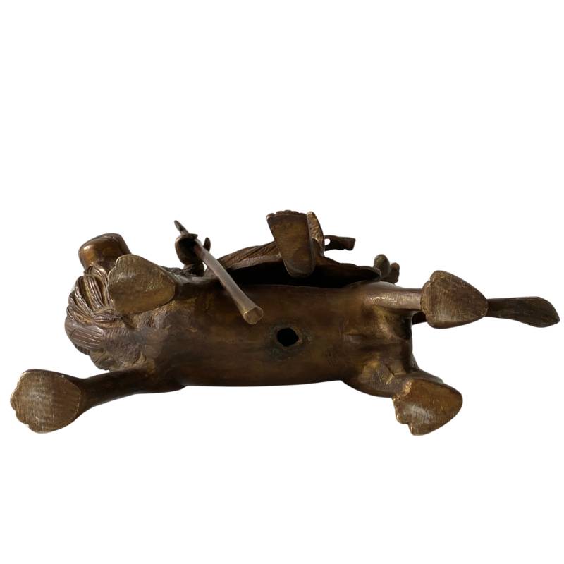 Indische Durga-Göttinnenfigur aus Bronze auf einem Löwen.