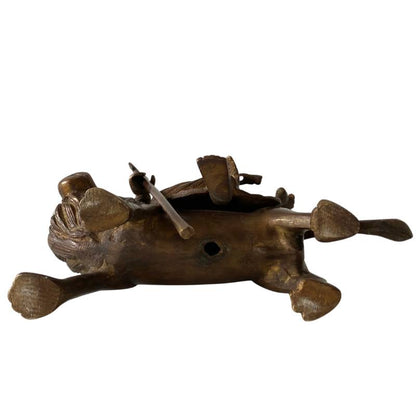 Indische Durga-Göttinnenfigur aus Bronze auf einem Löwen.