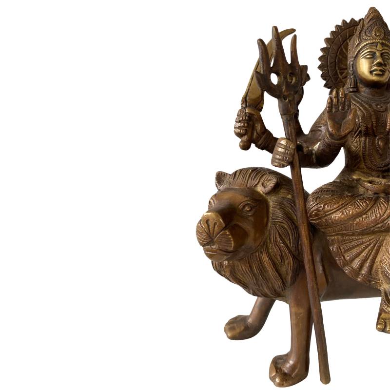 Detailaufnahme der kunstvoll verzierten Krone und des Schmucks einer Durga-Statue aus Bronze.