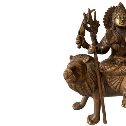 Detailaufnahme der kunstvoll verzierten Krone und des Schmucks einer Durga-Statue aus Bronze.