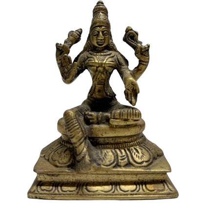 Bronzestatue der hinduistischen Göttin Lakshmi auf einem Lotusthron
