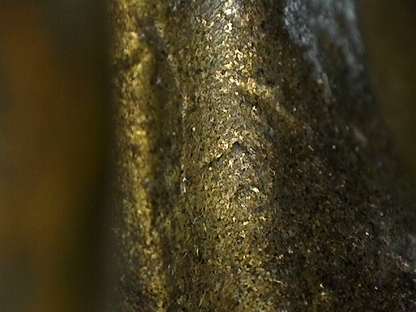 Mikroskopische Ansicht der Bronzeoberfläche mit Patina und Kristallbildung (China)