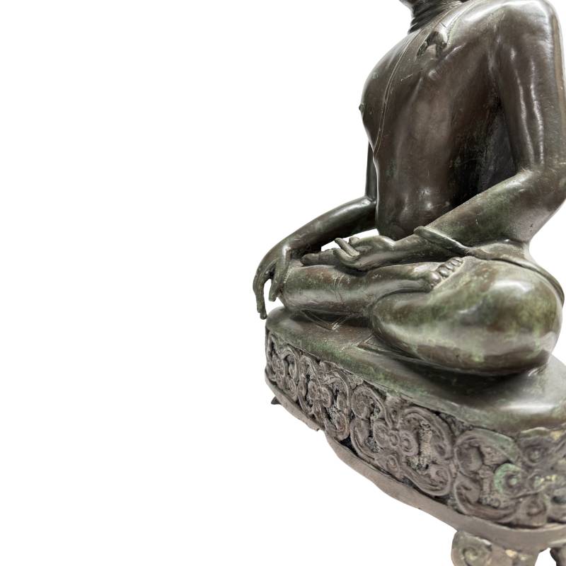 Makroaufnahme der Bronze-Oberfläche mit Spuren ritueller Verehrung und natürlicher Korrosion des 19. Jahrhunderts.
