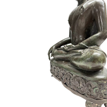 Makroaufnahme der Bronze-Oberfläche mit Spuren ritueller Verehrung und natürlicher Korrosion des 19. Jahrhunderts.