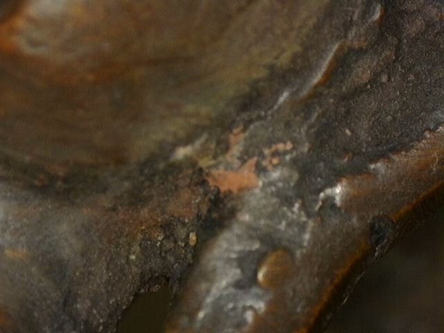 Mikroskopische Analyse der Oberflächenalterung einer antiken Himalaya-Bronze, Lot 462, 19. Jahrhundert, natürliche Kupfer-Oxidation und Reste von Feuervergoldung, authentische Patina-Studie, 1stbuddha.
