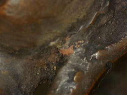 Mikroskopische Analyse der Oberflächenalterung einer antiken Himalaya-Bronze, Lot 462, 19. Jahrhundert, natürliche Kupfer-Oxidation und Reste von Feuervergoldung, authentische Patina-Studie, 1stbuddha.