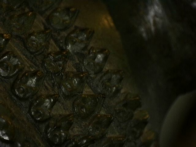 Mikrotextur der Bronze-Patina einer thailändischen Skulptur. Die Detailaufnahme zeigt die organische Oberflächenstruktur mit mineralischen Ablagerungen und interkristalliner Korrosion als Echtheitsbeweis, Lot 445, 1stbuddha.