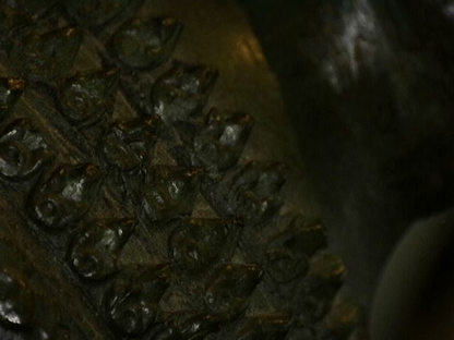 Mikrotextur der Bronze-Patina einer thailändischen Skulptur. Die Detailaufnahme zeigt die organische Oberflächenstruktur mit mineralischen Ablagerungen und interkristalliner Korrosion als Echtheitsbeweis, Lot 445, 1stbuddha.
