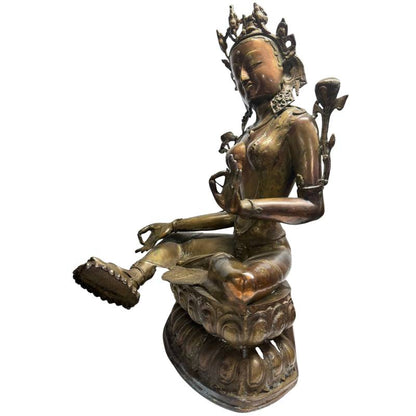 Bronze-Skulptur im Großformat, Darstellung einer stehenden Tara, 80 cm Höhe, 24,2 kg, Lot 408 bei 1stbuddha, exklusives Sammlerobjekt mit Vergoldungsresten, tibetischer Stil des 19. Jahrhunderts, antike Patina.