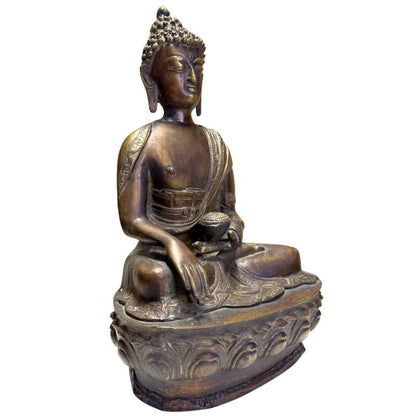 Vorderansicht eines antiken Medizin-Buddhas aus Bronze, Himalaya-Region, 38,5 cm hoch, 5,3 kg massiv, hält Heilschale, 18.-19. Jahrhundert, Lot 430