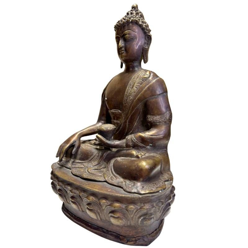 Seitenprofil eines antiken Medizin-Buddhas aus Bronze, Himalaya-Region, 38,5 cm hoch, massives Gewicht von 5,3 kg, Fokus auf die plastische Tiefe und Lotusbasis, Lot 430