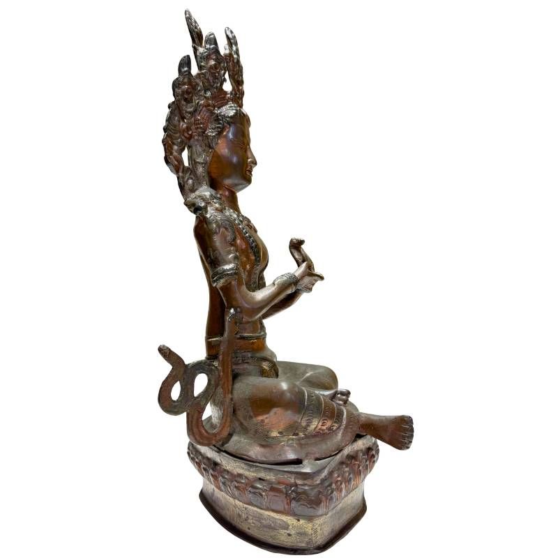 Nahaufnahme der antiken Patina einer Tara-Statue aus Kupferlegierung, Himalaya-Region, 18.-19. Jahrhundert, 38 cm hoch, 3,9 kg, Lot 431.