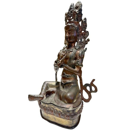 Antike Tara auf Lotusbasis aus Bronze, Himalaya-Region, 18.-19. Jahrhundert, 38 cm Höhe, 3,9 kg massiv, Kupferlegierung mit warmer Patina, Lot 431.