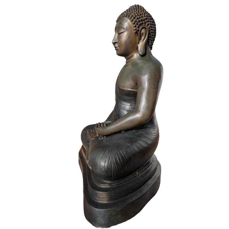 massive figur mit starker materialpraesenz