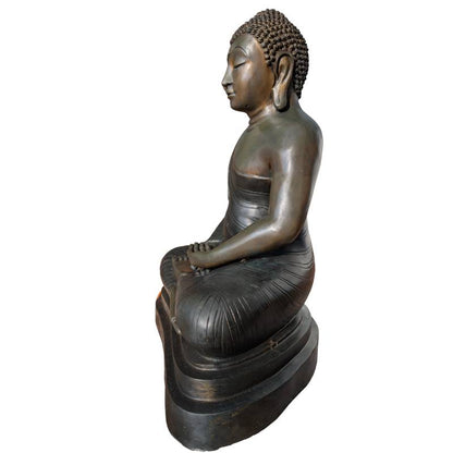 massive figur mit starker materialpraesenz