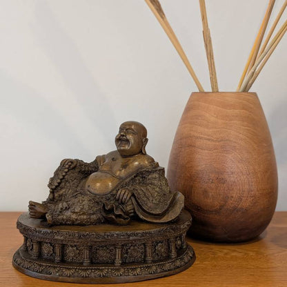 Budai Bronze China lachender Buddha liegend mit antiker Ausstrahlung und Patina