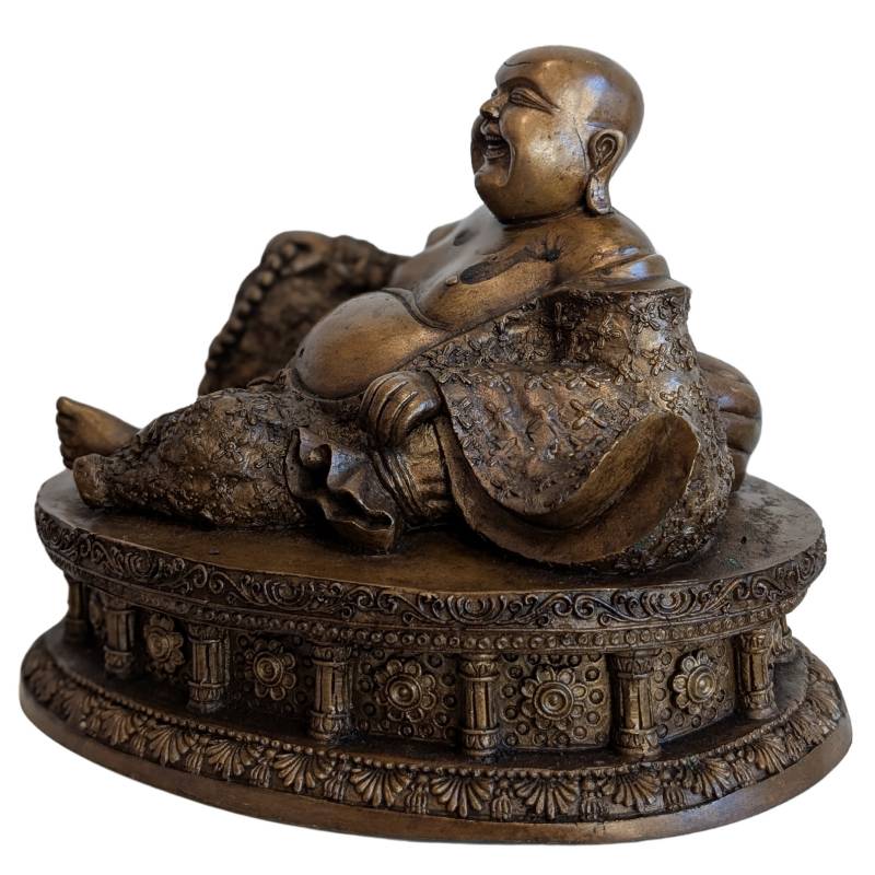 Budai Bronze China liegende Glücksfigur mit Patina und weicher Formgebung