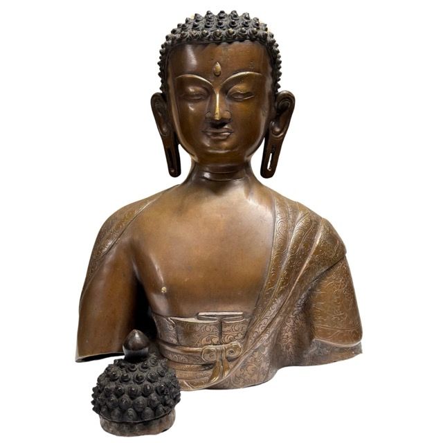 Antike Buddha-Büste aus Nepal, massive Bronze aus der Newar-Tradition (Patan), 37 cm hoch, 6,4 kg, mit authentischer Alterspatina