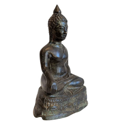 Antike Bronze-Buddha-Statue in der Erdberührung-Mudra (Bhumisparsha), Südostasien, massive Ausführung mit tiefer Patina, Lot 149.