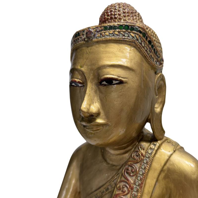 vergoldete buddha figur aus holz mit dekorativen einlagen
